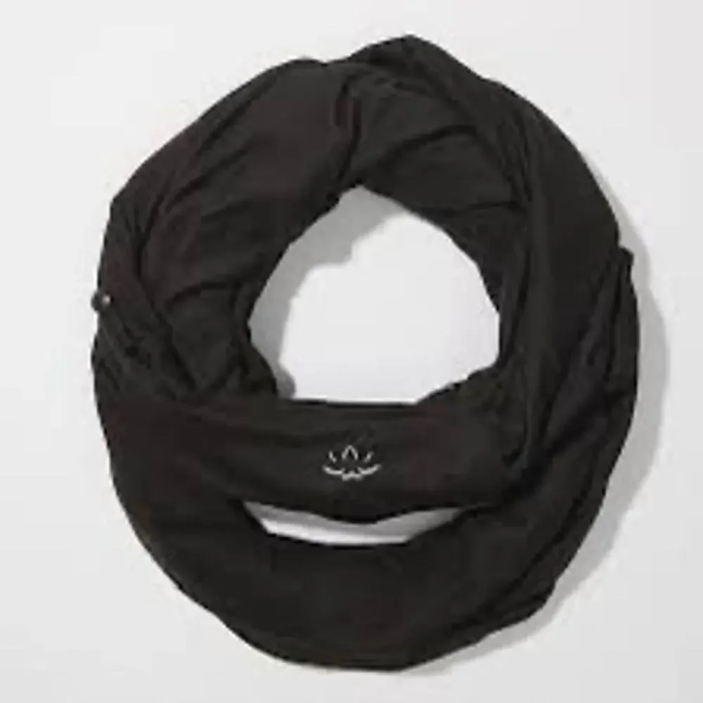 NWT Beyond Yoga Hidden Pocket Infinity Scarf Black